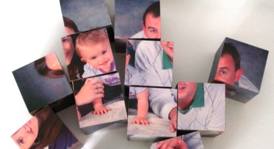 rozházené dřevěné skládací kostky s fotografií